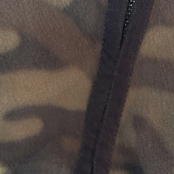 Carter’s size 4 camo fleece - Picture 2 of 2
